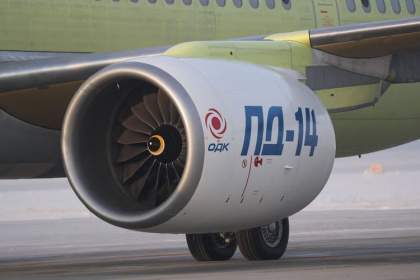 Среднемагистральный российский самолет тормозит двигатель